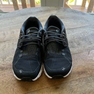 On Cloud 5. Women’s 6.5 black running shoes.